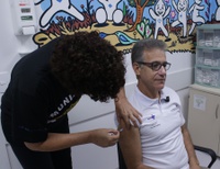 Presidente Arthur Chioro se vacina no HUB e reforça importância da  Semana Mundial da Imunização