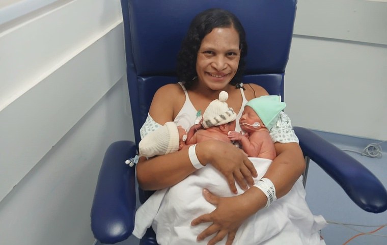 Em caso raro, mãe de 40 anos dá à luz trigêmeos de parto normal no HUB