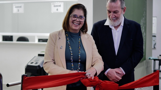 A reitora da UFMT, professora Marluce Souza e Silva, inaugura oficialmente a nova recepção do HUJM