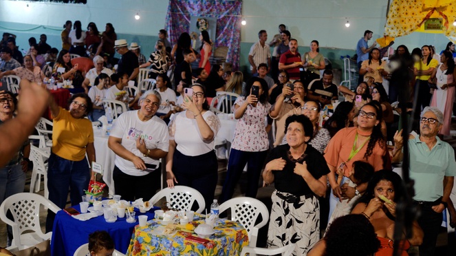 colaboradores e familiares se divertindo durante uma apresentação