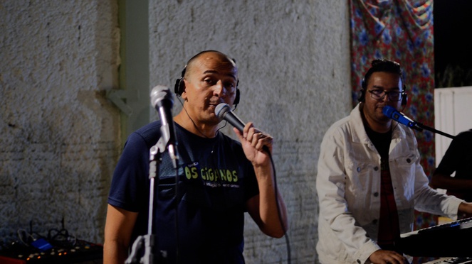 os artistas se apresentaram de forma gratuita 