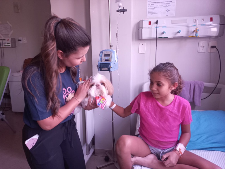 Cão terapeuta Zili retorna ao Humap-UFMS após quase 2 anos