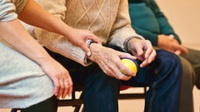 Cuidadores de pacientes com Alzheimer também precisam de cuidados