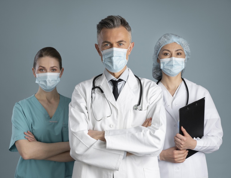 medico-e-enfermeiras-em-equipamentos-especiais.jpg