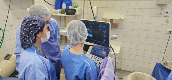 A integração entre esses profissionais permite decisões mais assertivas e um planejamento cirúrgico altamente qualificado.