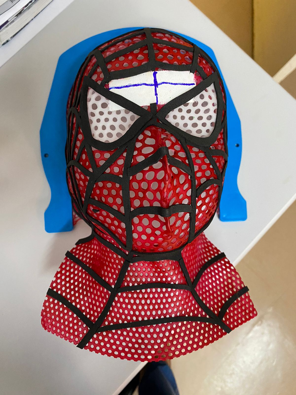 Máscara personalizada com as cores do super-herói preferido do paciente