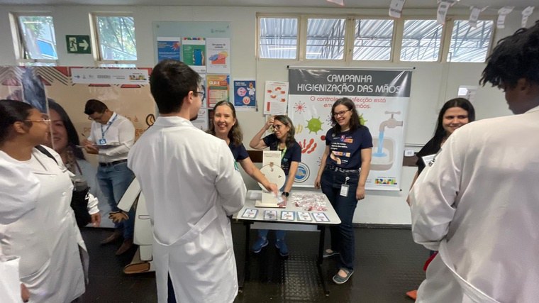 Humap-UFMS promove ação de conscientização sobre higienização das mãos e mobiliza profissionais e usuários