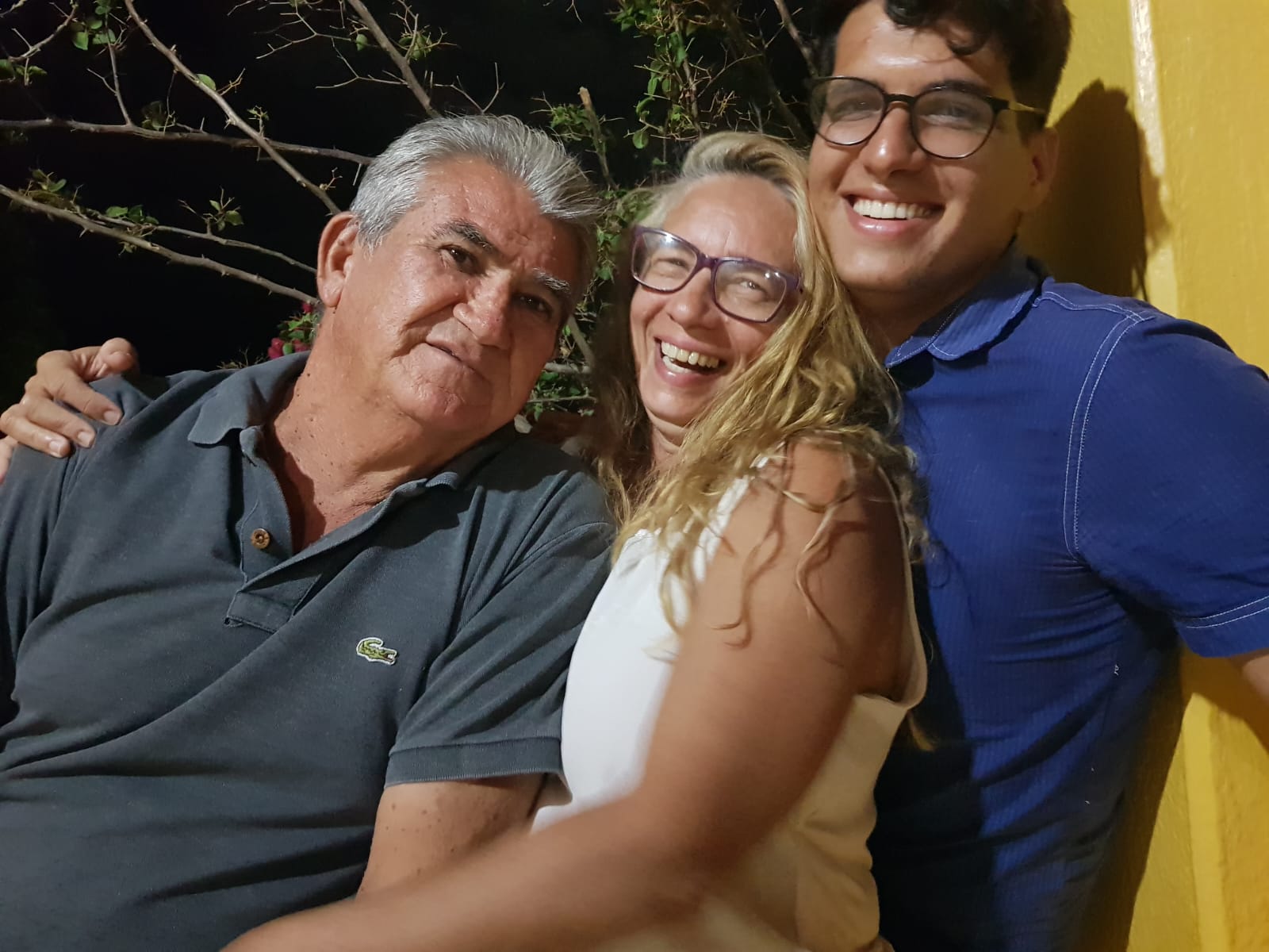 Rony, com sua esposa Doralucia Bezerra e seu filho Saulo Bezerra. A união do casal já dura 25 anos