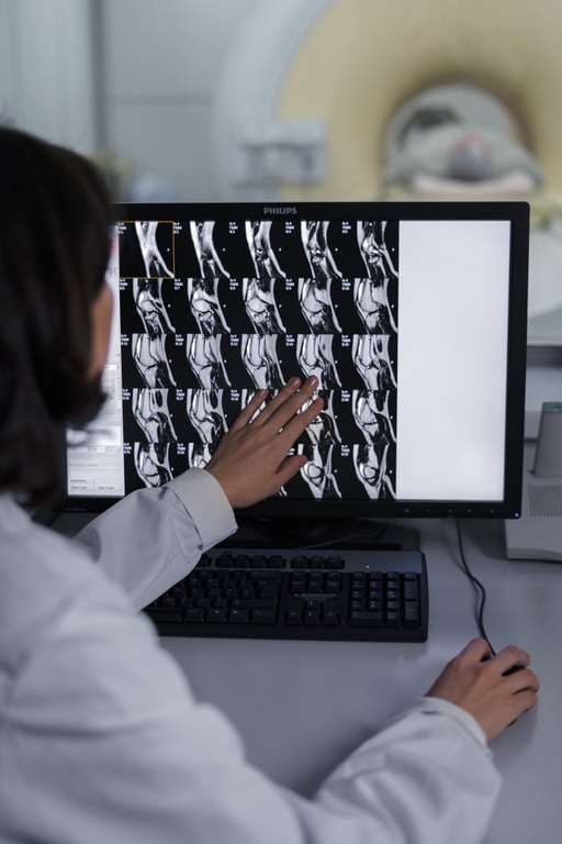medico-olhando-por-tomografia-computadorizada (1).jpg