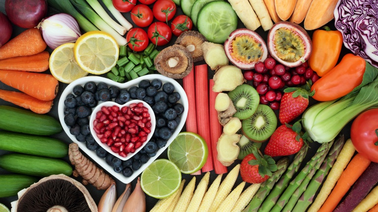 Tratamento de diabetes envolve mudanças no estilo de vida, incluindo alimentação equilibrada, prática regular de atividade física e monitoramento de glicose