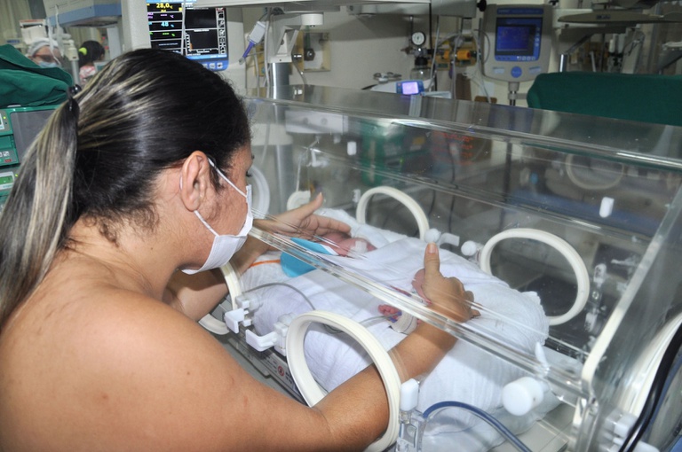 Luziana Barbosa e o pequeno Matheus (MEAC-UFC).jpeg