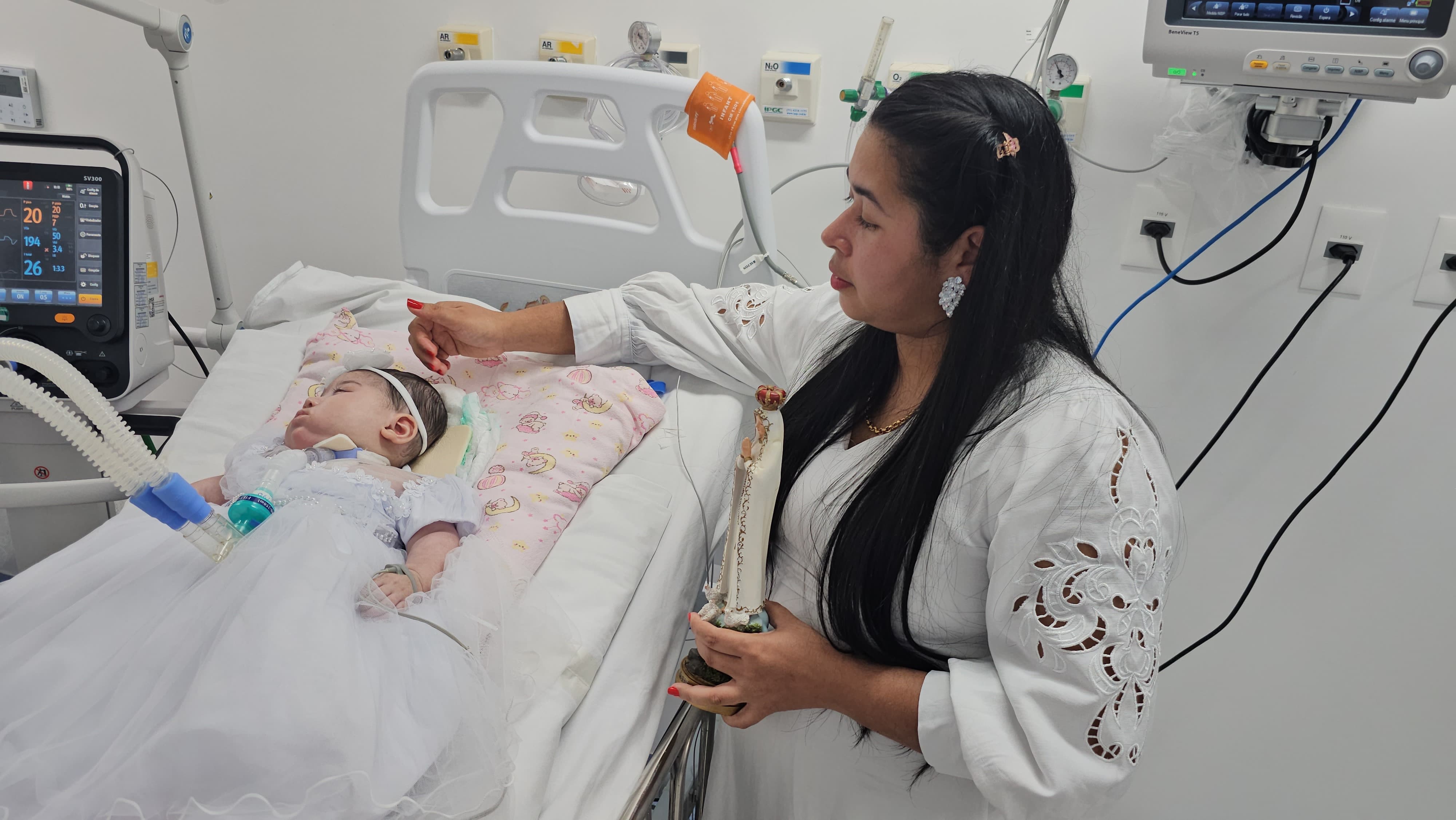 Mãe e filha em momento de oração