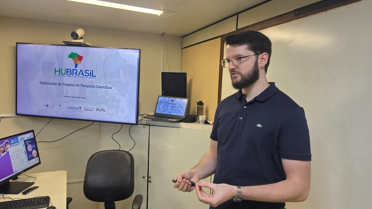 Rafael Lisboa conduz capacitação sobre elaboração de projetos de pesquisa para estudantes, residentes e servidores do HU-UFS