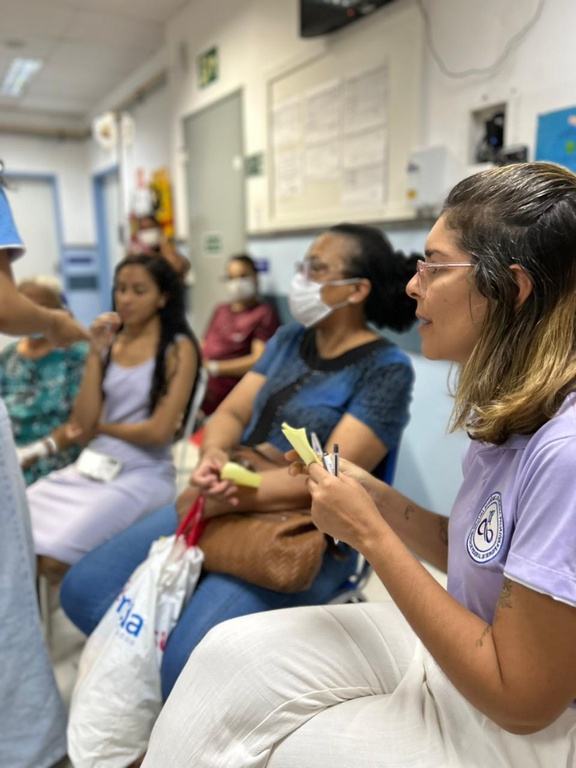 Tamires na oncologia do HU-UFS em conversa com pacientes.jpeg