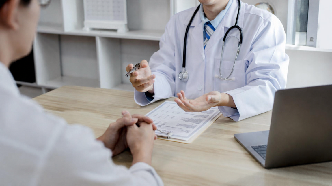 Dermatologista explica diferença entre hidradenite supurativa e furúnculo, ressaltando a importância do diagnóstico precoce