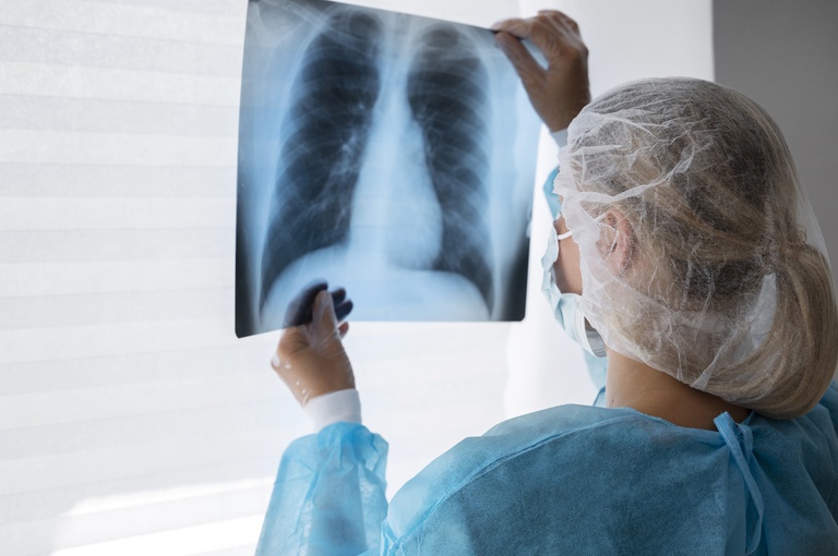 medico-de-vista-lateral-verificando-a-radiografia.jpg