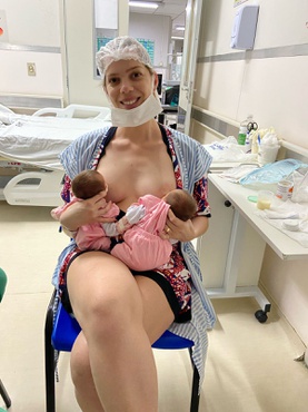 Laura e as gêmeas Melissa e Melinna durante internação no (HUAB/Ebserh)