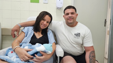 Pais de primeira viagem, ambos com 21 anos são naturais de Santa Cruz