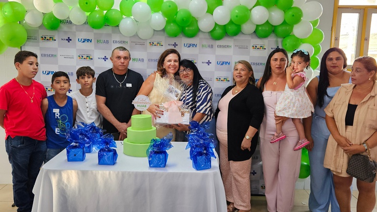 74 anos do HUAB - Ana Bezerra Brasileira e sua família recebendo sendo homenageada..jpg