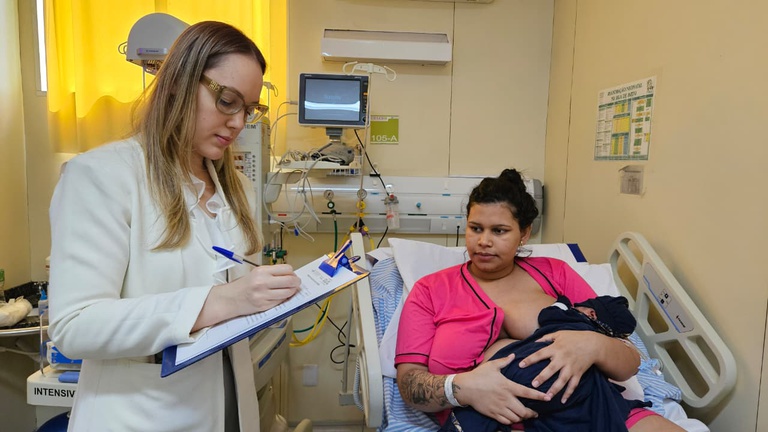 Chefe da Unidade de Saúde da Mulher do HUAB - Fladjany Emanuelly Faustino da Silva e a Paciente Liliane Oliveira Lima e a.jpeg