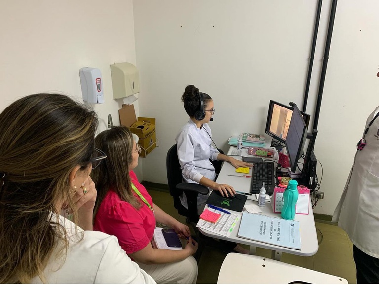 665f1b72a3fb38.54089991Acompanhamento de uma teleconsulta de enfermagem durante a visita técnica ao HC UFPE.jpeg
