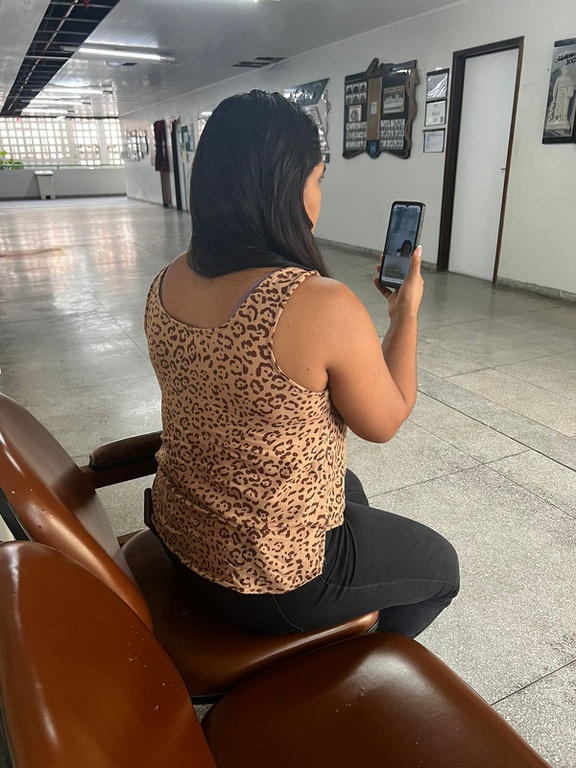 665f1b72a4f486.37737452Colaboradora da Unidade simulando o papel do paciente durante a teleconsulta.jpeg