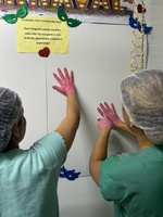 UTI Pediátrica do HUAC promove ação educativa sobre higienização das mãos em clima de Carnaval