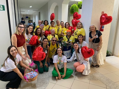 Grupo leva música e esperança aos pacientes do Huol