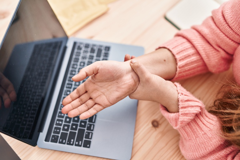 Mudança de postura pode evitar lesões e os distúrbios osteomusculares no trabalho