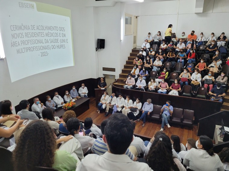 Hupes recebe novos residentes com cerimônia de acolhimento