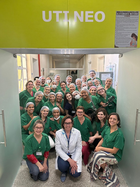 Momento UTI Neonatal com equipe da frança 3.jpeg