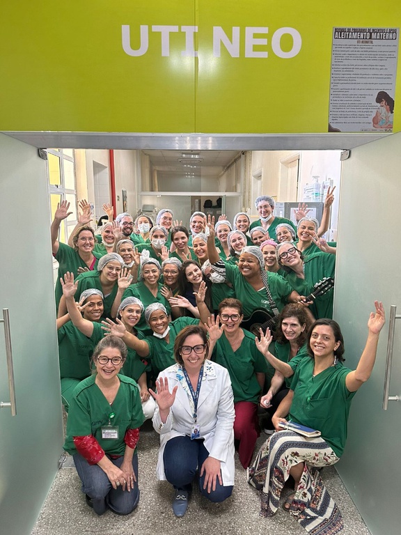 Momento UTI Neonatal com equipe da frança 6.jpeg