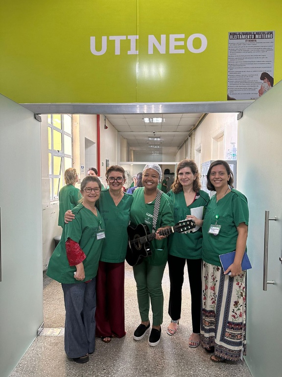Momento UTI Neonatal com equipe da frança 8.jpeg