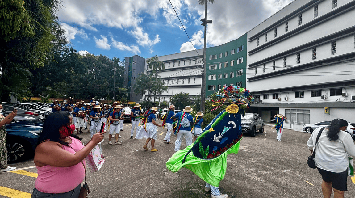Entre o som dos tambores e o colorido das fitas, Arraial do Pavulagem leva alegria ao Hospital Barros Barreto