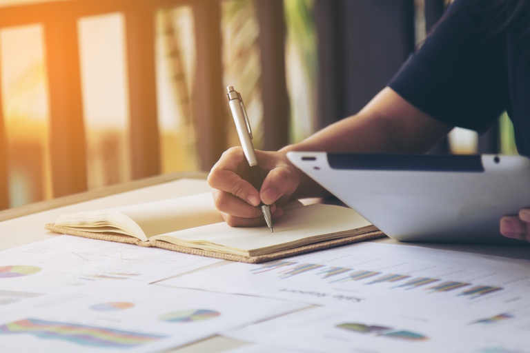 business-women-signature-at-document.jpg