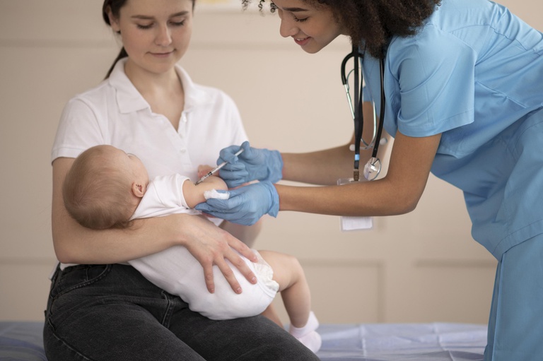 A vacina garantida pelo Sistema Único de Saúde (SUS) é a principal medida preventiva.