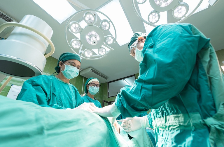 surgery-ga1ddc3782_1920.jpg