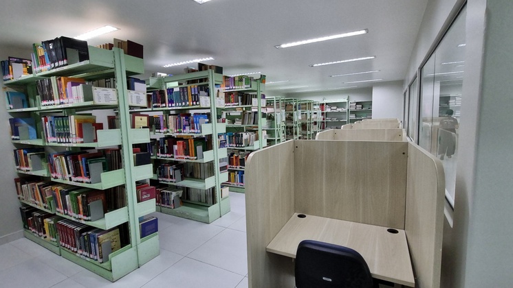 A Biblioteca disponibiliza aos usuários um acervo em torno de 2.663 título e 10.526 exemplares.