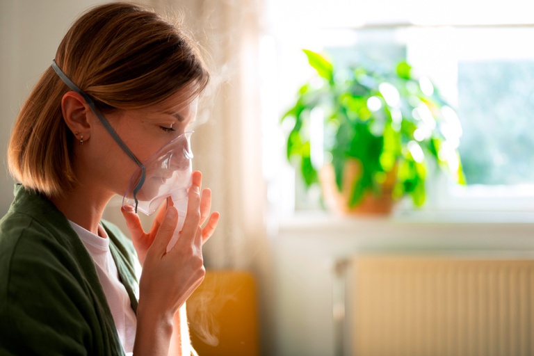 woman-using-nebulizer-fonte-Magnific-2.jpg