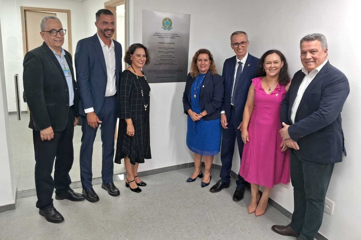  diretor do HC, Alexandre Ferreira, o assessor parlamentar Diego Mamede, a diretora da Faculdade de Farmácia, Leiliane André, a reitora Sandra Goulart, o vice-reitor Alessandro Fernandes, a vice-diretora da Faculdade de Farmácia, Micheline Silveira, e o presidente da Fundep, Jaime Ramírez Foto: Maria Valdirene Martins | HC UFMG