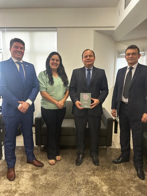 o presidente do TRF-6 Desembargador Federal Vallisney Oliveira, recebeu exemplar da primeira edição da Revista Jurídica da Ebserh