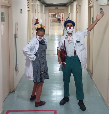  Desde 2012, os palhaços do Instituto HaHaHa percorrem os corredores da instituição levando afeto, arte e leveza para pacientes