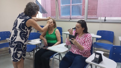 Profissionais do HC-UFMG se dividiram em grupos para fazer limpeza de pele, aprender técnicas de maquiagem e receber dicas de cuidado pessoal.