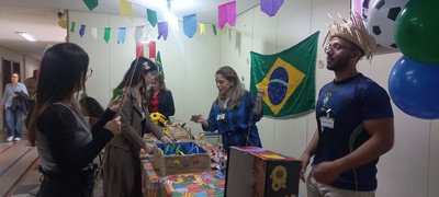 Profissionais, pacientes e acompanhantes participaram de brincadeiras e ganharam brindes enquanto aprendiam sobre maneiras de se prevenir quedas.