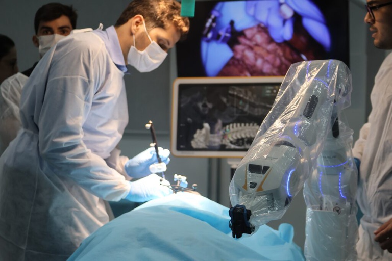 Curso-de-cirurgia-neuronavegada-robotica-de-coluna-5-1024x683.jpg