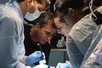 Treinamento prático de cirurgia de coluna com apoio de tecnologia robótica