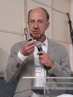 Dr Lana palestrando durante seminário sobre Esclerose Múltipla