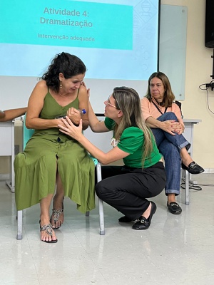 Dramatização durante oficina de primeiros socorros psicológicos