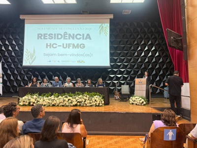 A cerimônia de formatura dos programas de residência do HC-UFMG contou com apresentação musical, discursos de homenagem, entrega de certificados e momentos para fotos.