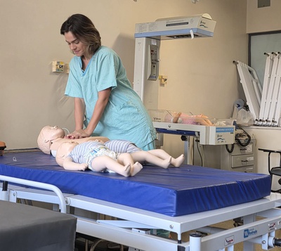 O curso utilizará metodologia ativa e simulações realísticas para qualificar a assistência hospitalar.